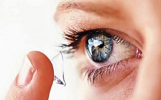 眼镜干涩戴什么样的隐形，眼镜干涩戴什么样的隐形眼镜好